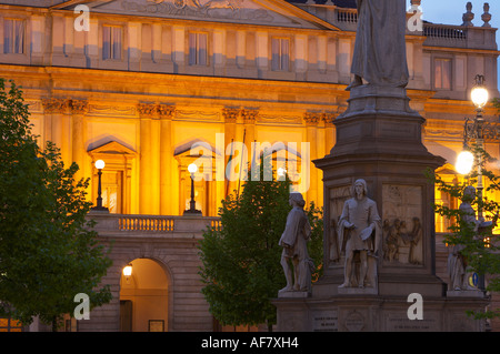 Statue von Leonardo da Vinci und dem Teatro Alla Scala Opernhaus Piazza Scala Mailand Lombardei Italien NR Stockfoto