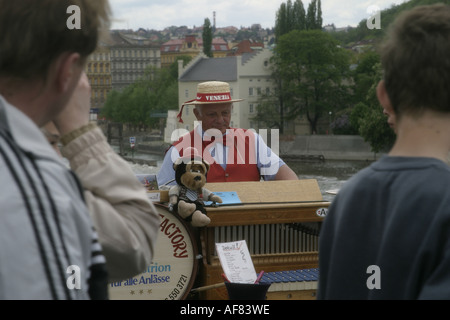 Prag, Tschechische 34 stilvoll Drehorgelspieler auf große Carl Brücke Stockfoto