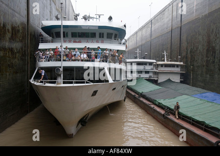 Schiffe im drei-Schluchten-Staudamm Schiffsschleuse, Sandouping, Yichang, Xiling-Schlucht, Jangtsekiang, China Stockfoto