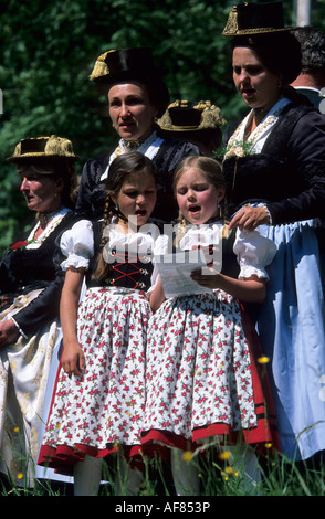 Gruppe von Frauen im Dirndl Kleider mit zwei Mädchen im Dirndl Kleidern singen, Wallfahrt Raiten Schleching, Chiemgau, oberen Bav Stockfoto