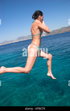 Junge Frauen Tauchen vom Boot ins Meer anzeigen Türkei Bodrum August 2007 Stockfoto