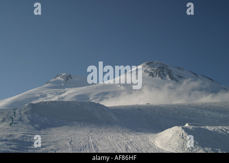 Berge Landschaft 24 - Abend Elbrus in reinen blauen Himmel und snowboard big Airs, Kaukasus, Elbrus Region, Kabardino-Balkari Stockfoto