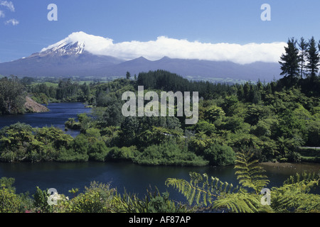 Langen weißen Wolke am Mount Taranaki, Mount Egmont, Blick vom See Mangamahoe, in der Nähe von New Plymouth, Taranaki, Nordinsel, neuem Eifer Stockfoto