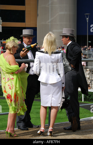 Gruppe, Champagner trinken. Royal Ascot-Meeting, Ascot Racecourse, Ascot, Berkshire, England, Vereinigtes Königreich Stockfoto