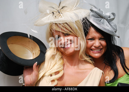 Junge Frauen mit Zylinderhut, Royal Ascot-Meeting, Ascot Racecourse, Ascot, Berkshire, England, Vereinigtes Königreich Stockfoto