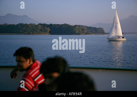 Passagiere auf einem Schiff auf See Chiemsee, Kampenwand in den Hintergrund, Bayern, Deutschland Stockfoto