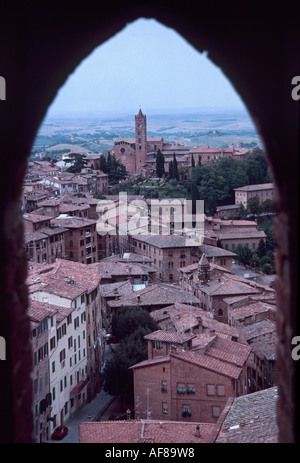 Ansicht der Kirche von San Francesco und die Stadt durch einen Torbogen auf den Torre del Mangia in Siena, Toskana Italien Europa Stockfoto