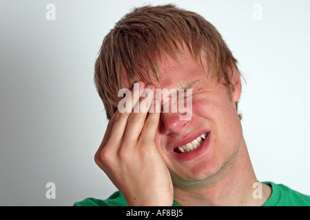 Ein Stock Foto von einem jungen Männchen mit Kopfschmerzen Stockfoto