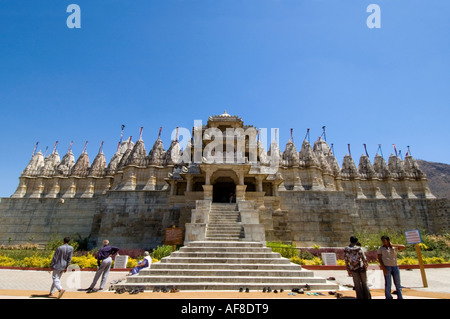 Horizontalen Weitwinkel Exterieur des Haupteingangs von der Adinath-Jain-Tempel in Ranakpur gegen ein strahlend blauer Himmel Stockfoto