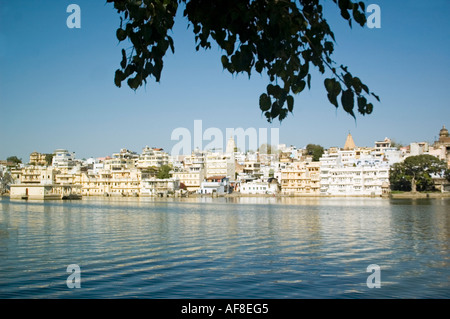 Horizontalen Weitwinkel über Lake Pichola der weiß getünchten Häuser der alten Stadt von Udaipur gegen ein strahlend blauer Himmel Stockfoto