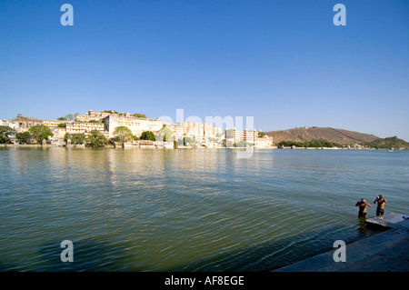 Horizontalen Weitwinkel über Pichola-See in Richtung des Märchens City Palace in Udaipur gegen ein strahlend blauer Himmel Stockfoto