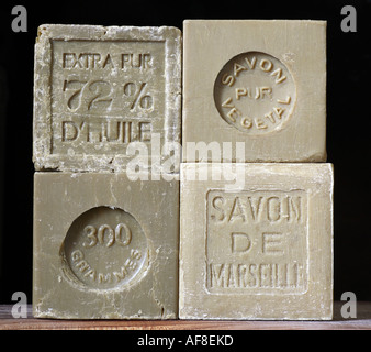 Bad und Kosmetik Artikel: Assorted Olivenöl Seife Bars ("Savon Pur vegetal", "Savon de Marseille", "Extra Pur 72 % d'Huile") Stockfoto