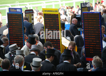 Tribüne mit Totes, Royal Ascot-Meeting, Ascot Racecourse in Ascot, Berkshire, England, Vereinigtes Königreich Stockfoto