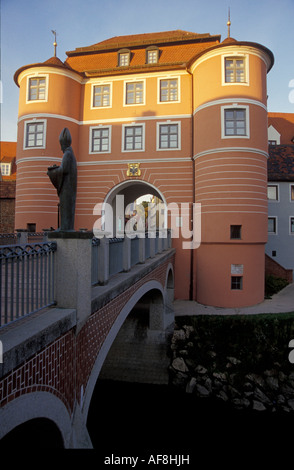 Blick auf Brücke und Tor Rieder Tor, Donauwörth, Bayern, Deutschland, Europa Stockfoto