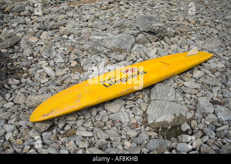 Rettungsschwimmer Surfbrett am Strand, Kapelle Porth, Nordcornwall, 2006 Stockfoto