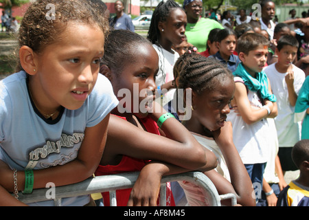 Miami Florida, Hadley Park, Miami Dade County Parks Sommercamp Programm, Magie Show Publikum, Besucher reisen Reise touristischer Tourismus Wahrzeichen Land Stockfoto