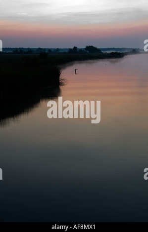 Gedeckte Farben am White River Delta an einem kühlen Morgen im Juli zu beruhigen Stockfoto