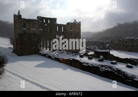 Rievaulx Abbey bedeckt Schnee North Yorkshire Moors Nationalpark UK Stockfoto