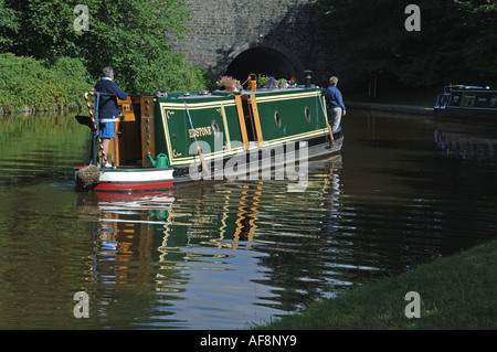 Eine schmale Boot am Llangollen Kanal bei Chirk, Wales, nähert sich Darkie Tunnel Stockfoto