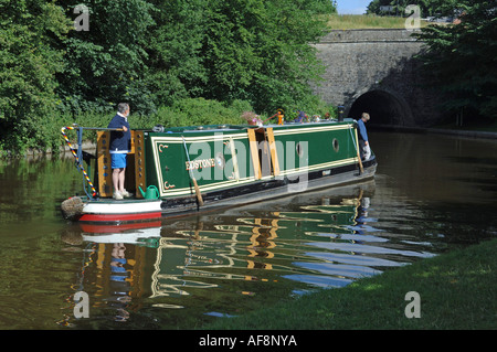 Eine schmale Boot am Llangollen Kanal bei Chirk, Wales nahenden Darkie Tunnel Stockfoto