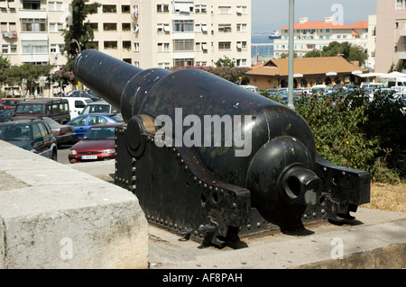 Eine viktorianische 10-Zoll-18-Tonnen Mk II gezogen Vorderlader mit Blick auf die Grand Parade, Gibraltar (öffentlicher Parkplatz) Stockfoto