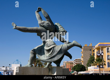 Torremolinos, Costa del Sol, Provinz Malaga, Andalusien, Spanien. Die Statue basiert auf dem Gemälde von Pablo Picasso mit dem Titel Two Women Running on the Beach Stockfoto
