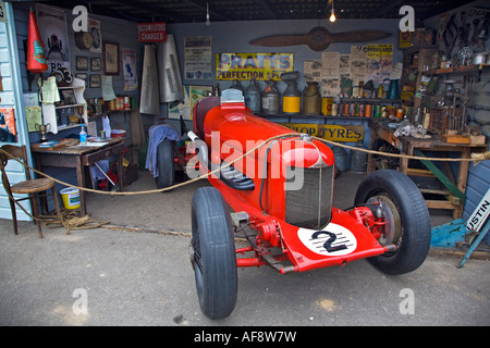 Whitney Straight / Duller Duesenberg Vintage Rennwagen in einer Periode Garage beim Goodwood Revival 2007 Stockfoto