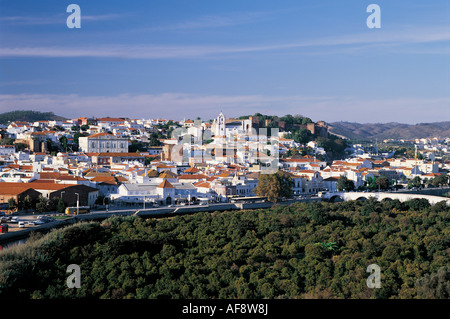 Silves an der Algarve, Südportugiesien, Draufsicht der Drohne auf die Stadtburg. kathedrale. römische Brücke. Weiße zertrümmerte Häuser. Alte traditionelle Architektur Stockfoto