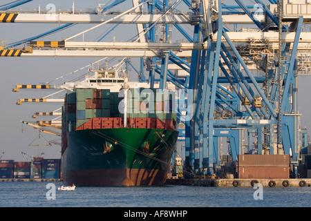 Container-Schiff im Hafen. Schiffahrt, Seetransportlogistik, Netzwerke und Logistikmanagement. Stockfoto