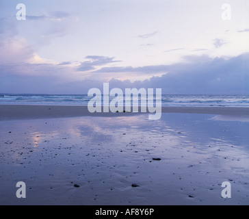 Arrifana Beach an der Costa Vicentina Westalgarve Südportugal. Magischer Panoramablick vom Licht auf das stimmungsvolle Wasser des Sonnenuntergangs am späten Nachmittag, Wellen brechen Stockfoto