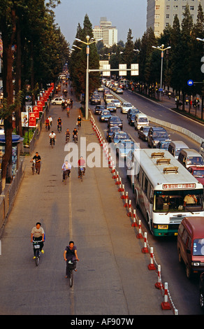 Trotz einer wachsenden Zahl von Fahrzeugen in Chinas Städten bleiben Radwege für was immer noch ein beliebtes Transportmittel ist Stockfoto