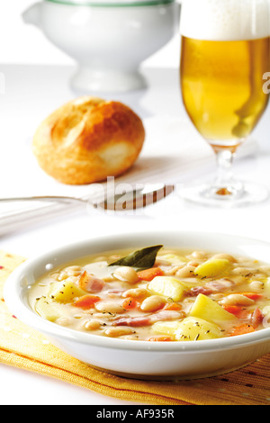 Weiße Bohnensuppe mit Speck, Nahaufnahme Stockfoto