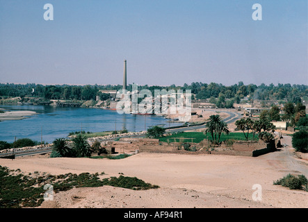 Fabriken auf dem Ufer des Flusses Nil gesehen aus dem Tempel von Kom Ombo Stockfoto