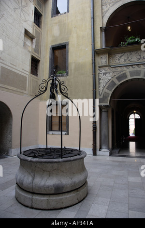 Slowenien-Ljubljana-Altstadt Mestni Trg Rathaus Atrium und barocker Brunnen Stockfoto