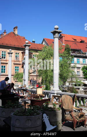 Slowenien-Ljubljana-Altstadt-sonntags-Flohmarkt auf Schuster-Brücke Stockfoto