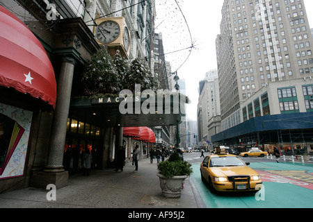 gelbes Taxi Taxi wartet draußen Eingang zum Kaufhaus Macys auf Broadway und 34th Street am Herald square Stockfoto