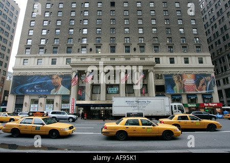 gelben Taxis fahren Pennsylvania Hotel vorbei an der 7th Avenue außerhalb Madison square garden New York City-New York-USA Stockfoto