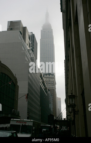 Empire Staatsgebäude eingehüllt in Nebel in dunklen kalten Gebäude auf 33rd Street New York City New York USA Stockfoto