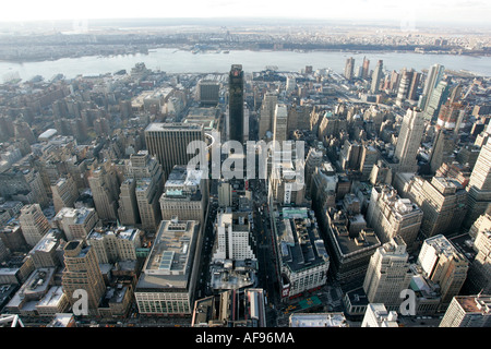 Blick auf Manhattan West in Richtung Hudson River und ein Penn Plaza von Observation Deck 86. Stockwerk in der Nähe der Spitze des Empire state Stockfoto