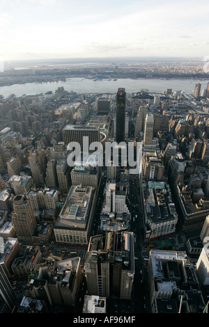 Blick auf Manhattan West in Richtung Hudson River und ein Penn Plaza von Observation Deck 86. Stockwerk in der Nähe der Spitze des Empire state Stockfoto