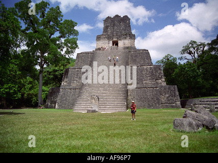 TIKAL GUATEMALA Zentral Amerika August einer der Tempel in dieser prachtvollen Ruinen einer großen Maya-Metropole Stockfoto