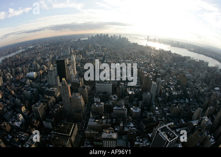 Fisheye Blick auf Sonnenuntergang über untere Manhattan und Hudson River von Observation Deck 86. Stockwerk in der Nähe der Spitze des Empire state Stockfoto