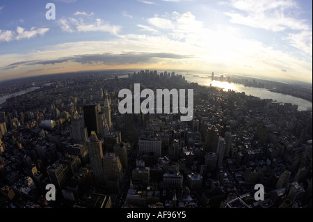 Fisheye Blick auf Sonnenuntergang über untere Manhattan und Hudson River von Observation Deck 86. Stockwerk in der Nähe der Spitze des Empire state Stockfoto