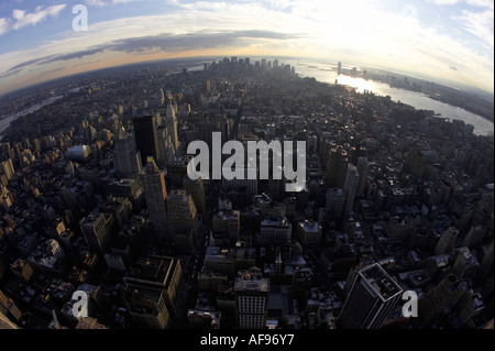 Fisheye Blick auf Sonnenuntergang über untere Manhattan und Hudson River von Observation Deck 86. Stockwerk in der Nähe der Spitze des Empire state Stockfoto