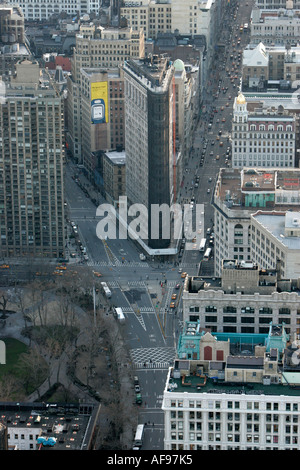 Blick hinunter Richtung Flatiron building, 5th Avenue und Broadway aus Observation Deck 86. Stockwerk in der Nähe der Spitze des Empire state Stockfoto