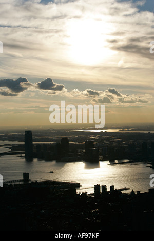 Blick auf den Sonnenuntergang von Manhatten Hudson River Jersey Unterstadt und Liberty Island aus Observation Deck 86. Stockwerk Stockfoto