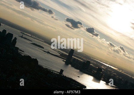 Blick auf den Sonnenuntergang von Manhatten Hudson River Jersey Unterstadt und Liberty Island aus Observation Deck 86. Stockwerk Stockfoto