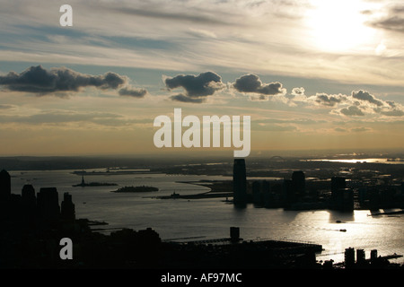 Blick auf den Sonnenuntergang von Manhatten Hudson River Jersey Unterstadt und Liberty Island aus Observation Deck 86. Stockwerk Stockfoto