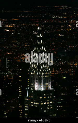 Chrysler Art-Deco-Gebäude in der Nacht beleuchtete von Observation Deck 86. Stockwerk in der Nähe der Spitze des Empire State gesehen Stockfoto