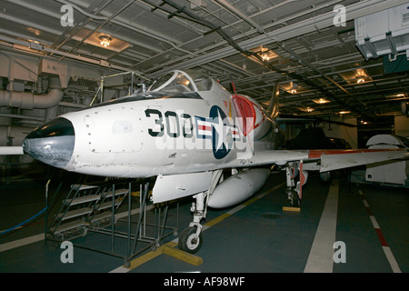 McDonnell Douglas A-4 b Skyhawk auf dem Hangardeck der Intrepid Sea Air Space Museum New York City New York USA Stockfoto